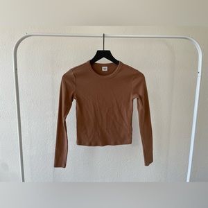 Women’s Aritzia Sunday Best little ribbed long sleeve
